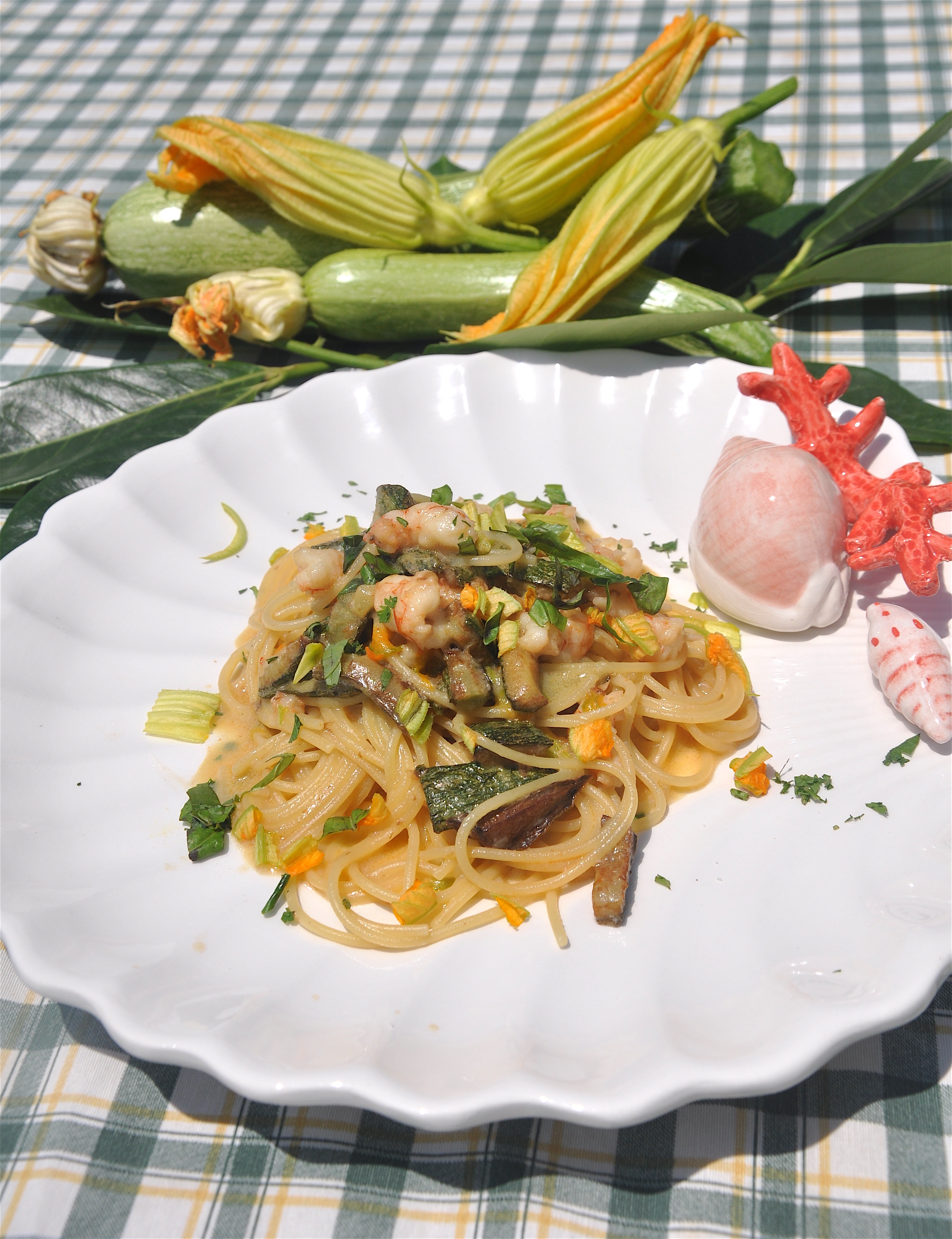 spaghetti with shrimp and zucchini