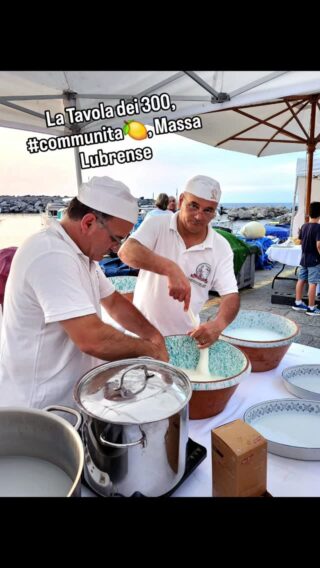 La Tavola dei 300 - Massa Lubrense began joyously , with a magical evening by the sea at Marina della Lobra - where the unique tastes of the region,  conviviality,  and local pride came together flawlessly - and naturally, so deliciously 😋 thanks to @associazioneristoratorilubrensiarl  #arl #ristoratorilubrensi #tavoladei300 #Marinadellalobra  #communita🍋