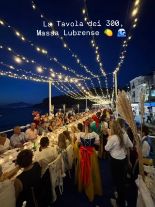 La Tavola dei 300, 3rd edition. Massa Lubrense 🍋🌊 Between the smiles, tastes, song, dance, and conviviality - every detail of the event was thoughtfully curated, brilliantly honoring local heritage and the vibrant spirit of the community 🫶🇮🇹💫 #tavoladei300 #ristoratori_lubrensi #massalubrense #marinadipuolo #sorrento