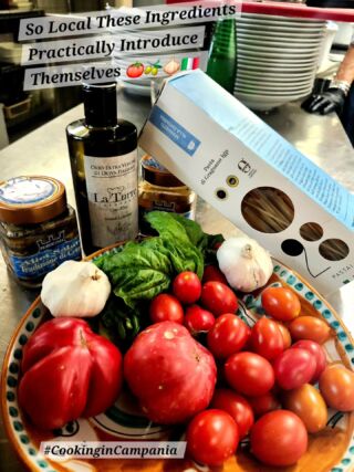 So local these ingredients practically introduce themselves 🍅🧄🇮🇹🫒 #CookinginCampania #LaTorreOneFire #28pastai #SummerinItaly #ouredibleitaly