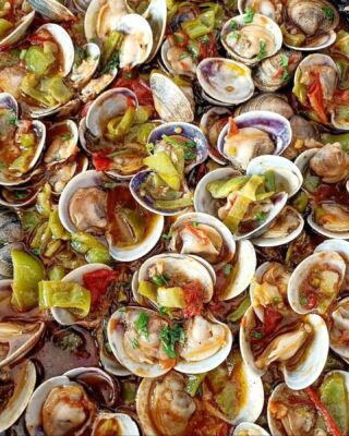 Fresh, delicious summer in every bite ☀️ straight from the sea Vongole clams, crisp Italian sweet peppers, and aromatic cherry tomatoes 😋🌊🍅 #CookinginCampania #yummy #Sorrentofood #Sorrento #ouredibleitaly