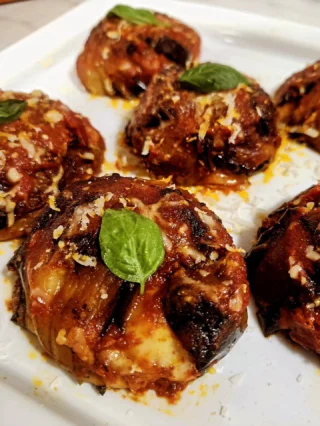 These miniature baked Eggplant Parmigiano (Parmigiano di Melanzane) Bundles are so delicious - with their oozy, cheesy insides and vibrant tomato & basil taste. I like to serve them as a delightful start to the meal - or as a simple light lunch or dinner alongside some good crusty slices of bread 🍅😋🍆🇮🇹 #cookingincampania #campaniafood #sorrentofood #italianfood #ouredibleitaly