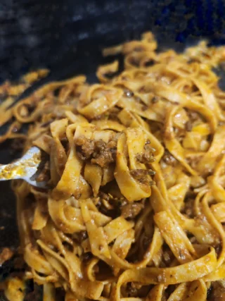 Gloomy, rainy days like today were made for a warm plate of Tagliatelle alla Bolognese 🌧😋🇮🇹 #CookinginCampania #Italianfood #ragu #tagliatelle #ouredibleitaly